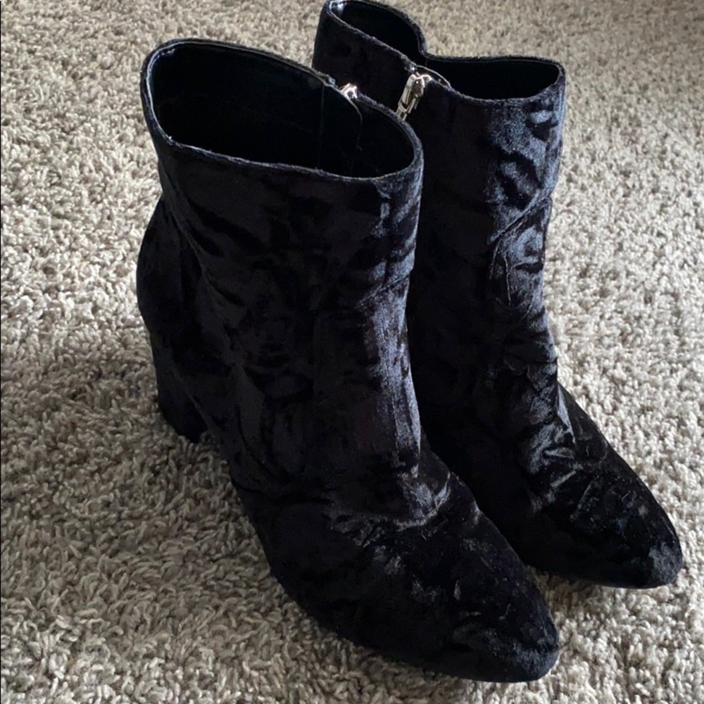 Black Heeled Crushed Velvet Boots!